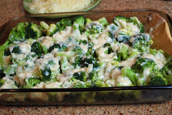 Chicken divan broccoli and sauce Chicken divan broccoli and sauce
