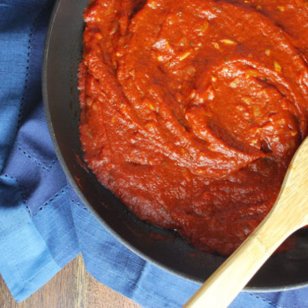 An easy homemade pizza sauce recipe for the perfect pizza from scratch!