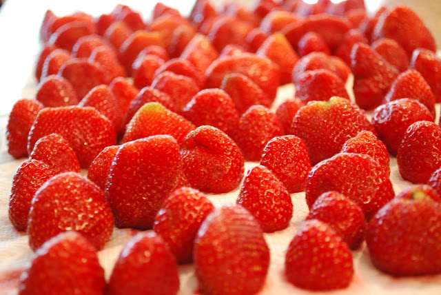 preparing strawberries for freezing 