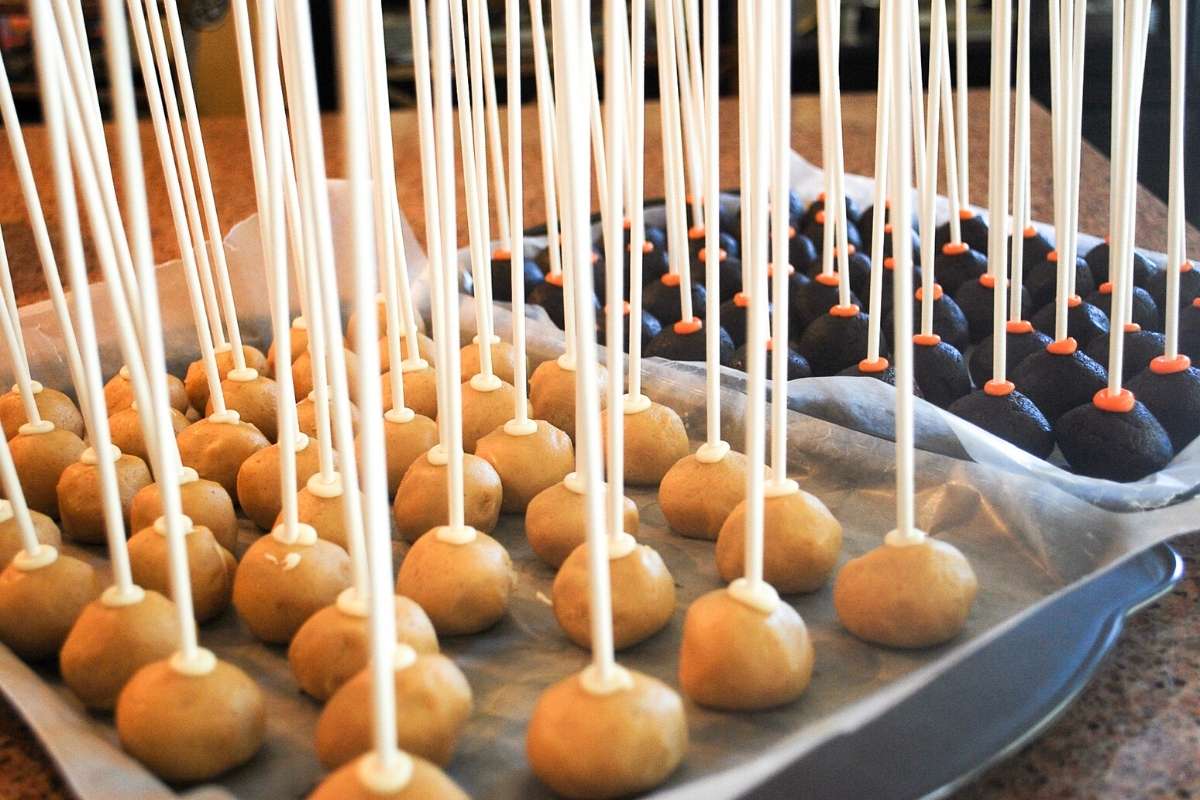 vanilla and chocolate cake pops ready to chill