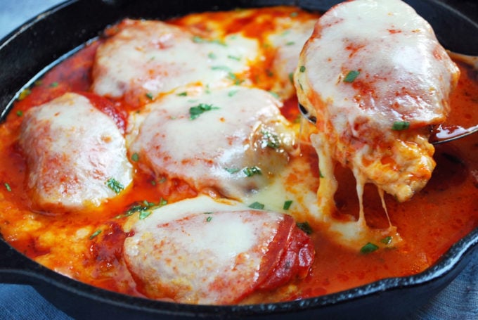 Easy low-carb pizza chicken in a skillet