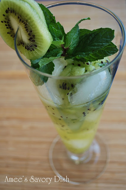Kiwi Mint Mojitos Kiwi mint mojitos give a fruity twist to classic mojito cocktails. This easy cocktail recipe is delicious, and a skinny cocktail recipe, using agave nectar.