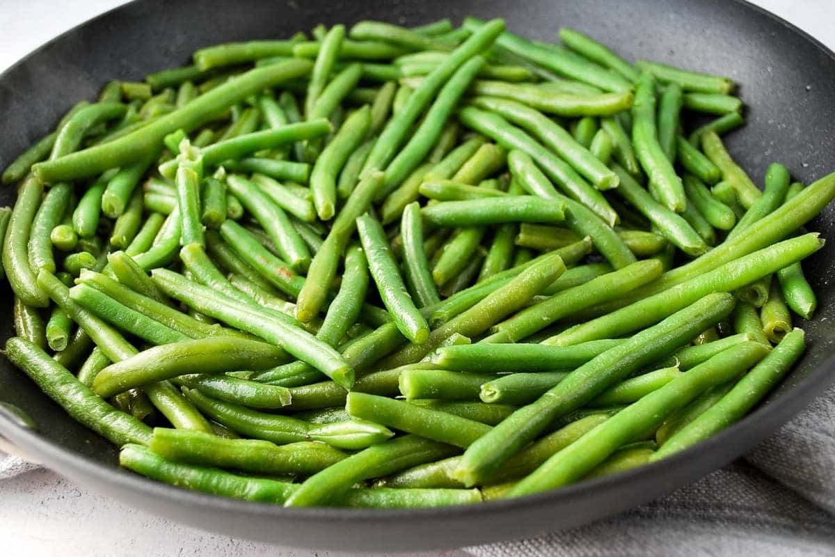 sauteed green beans in a pan