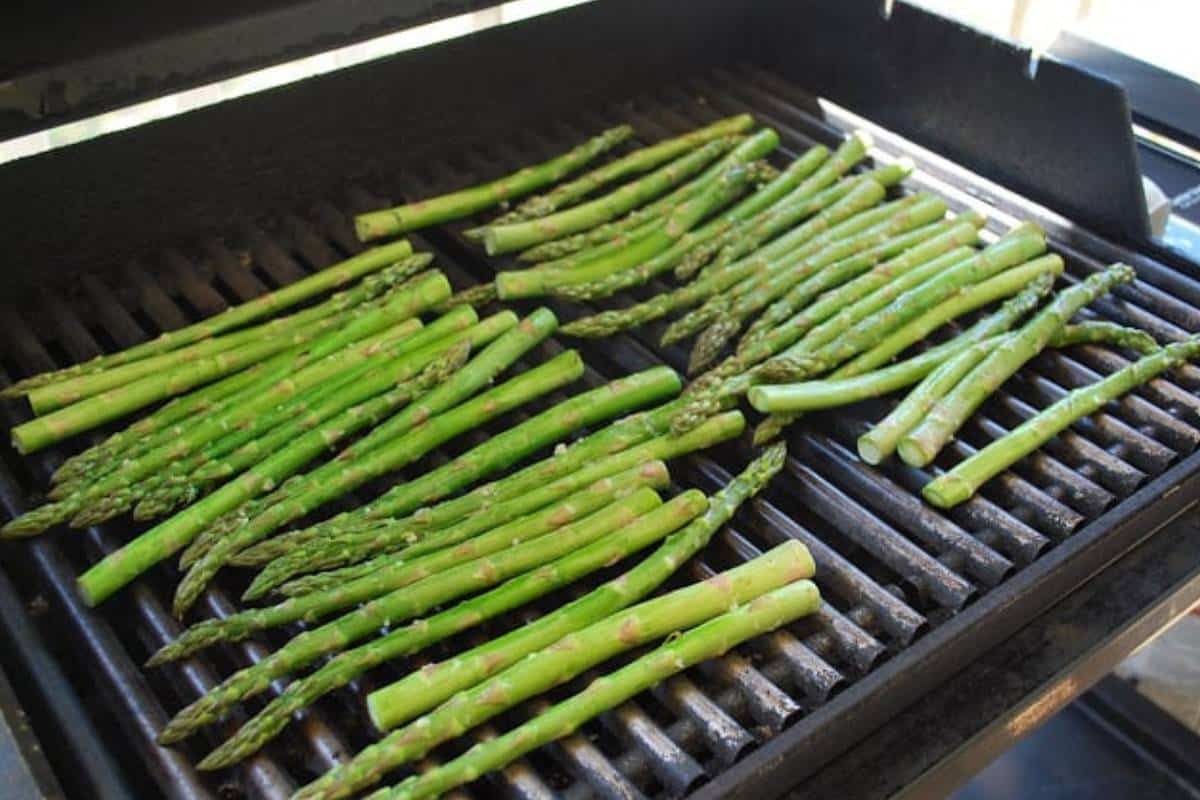 asparagus cooking on the grill 