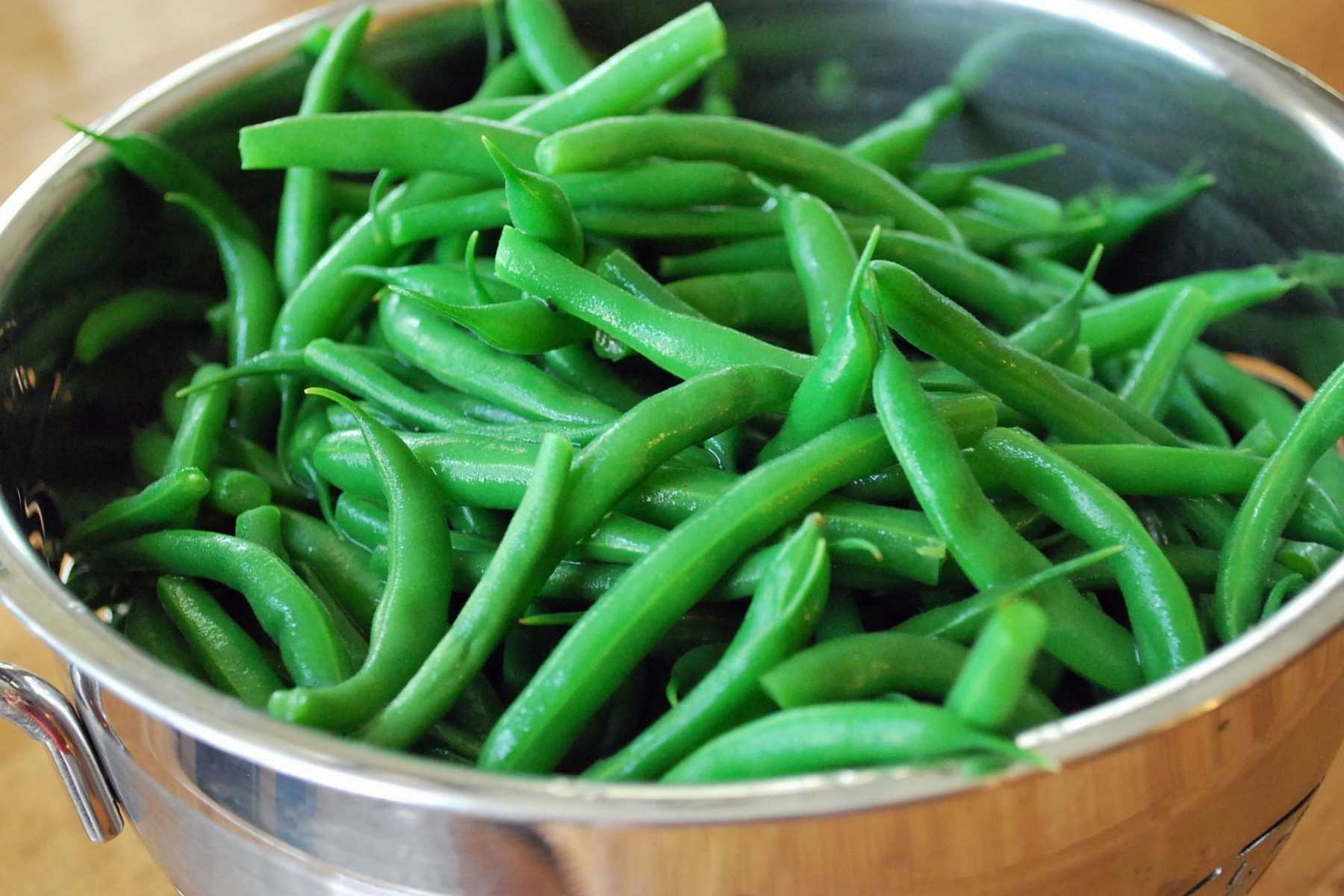 blanched green beans in a colander