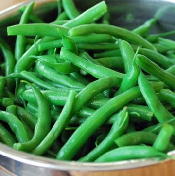 close up of blanched green beans in a colander