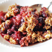 Berry crumble in a bowl