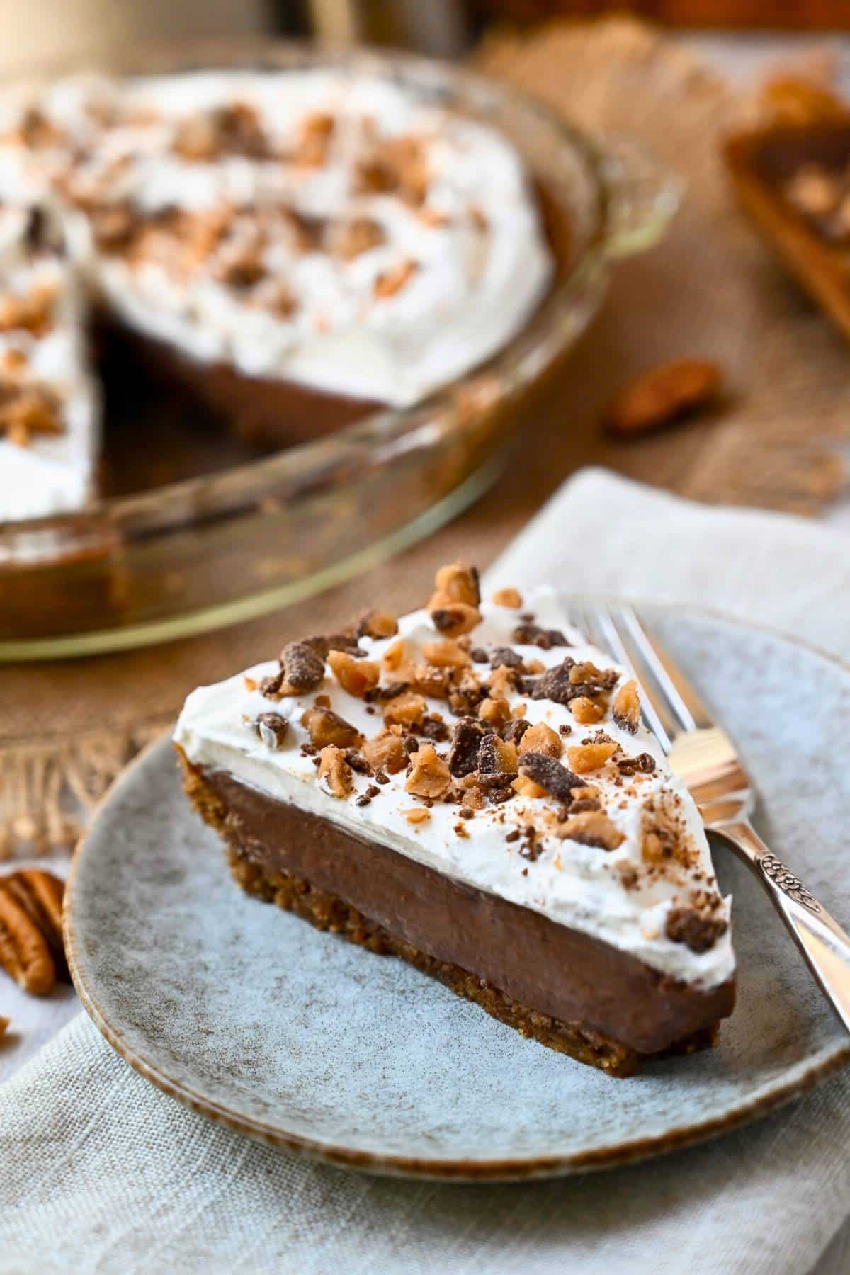 If you love an easy pie recipe with minimal fuss, this one’s for you. It tastes amazing, slices like butter, and pairs perfectly with a crunchy toffee topping. via @Ameessavorydish