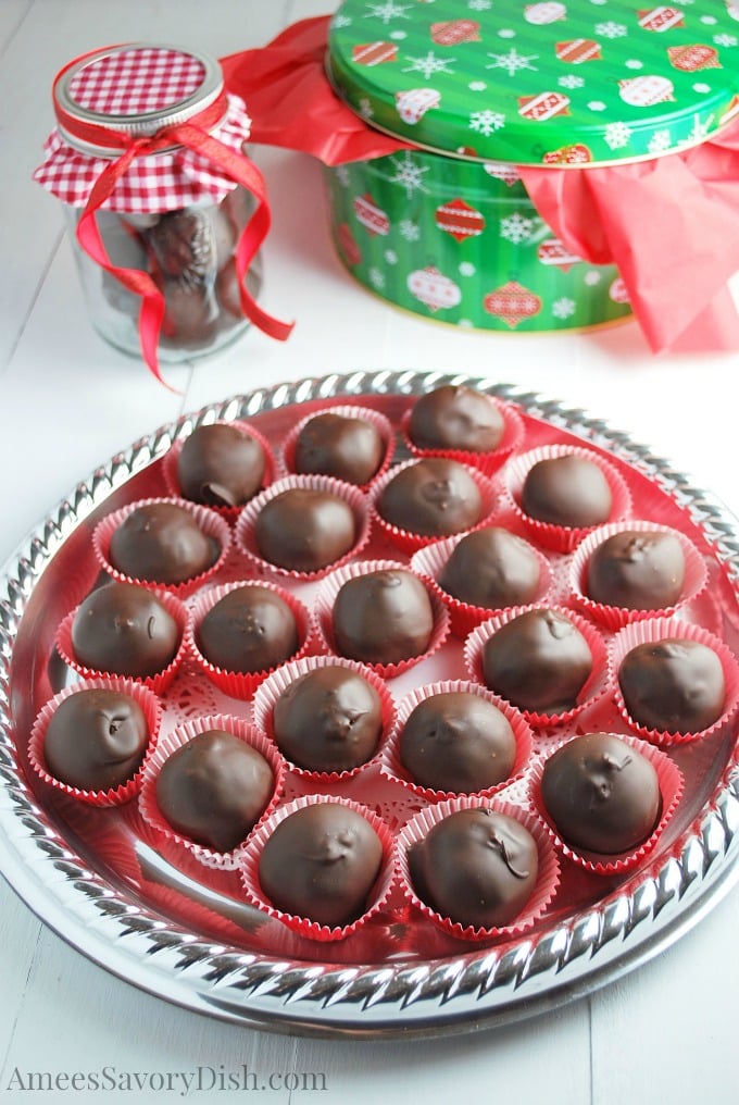 https://ameessavorydish.com/wp-content/uploads/2015/12/Boozy-Bourbon-Balls.jpg