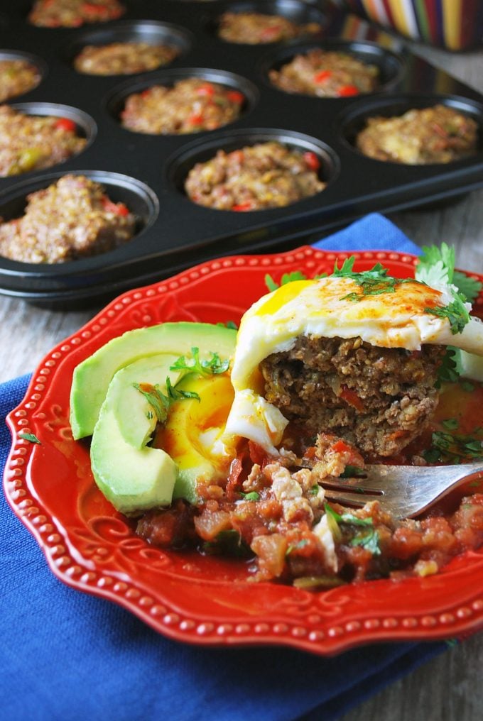 An easy recipe for delicious breakfast meatloaf made with veggies, lean beef, and whole-grain carbs made in muffin tins. via @Ameessavorydish