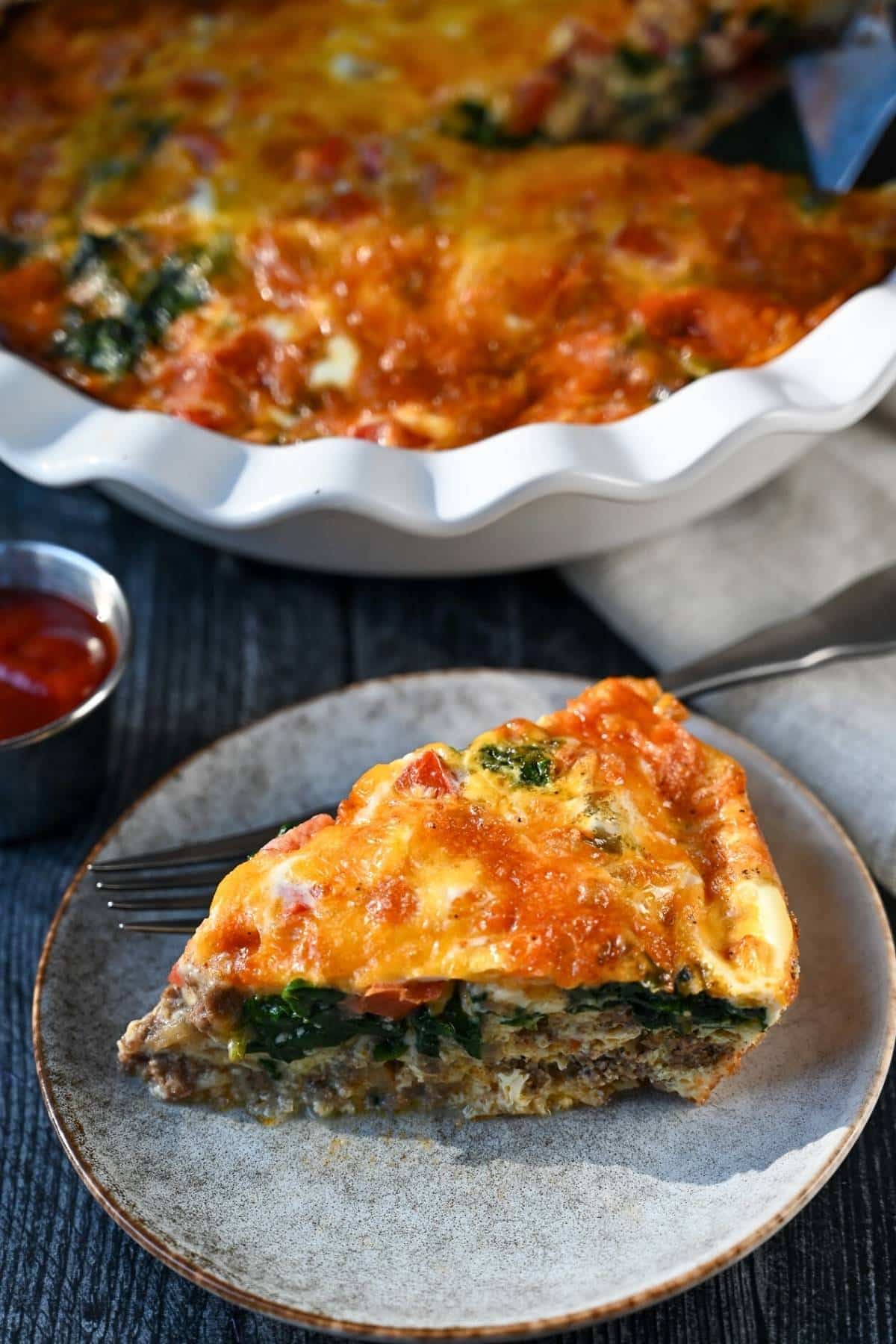 This High Protein Quiche features a cheeseburger-inspired filling loaded with lean ground beef, cheddar cheese, spinach, and tomatoes –perfect for breakfast meal prep or brunch! via @Ameessavorydish