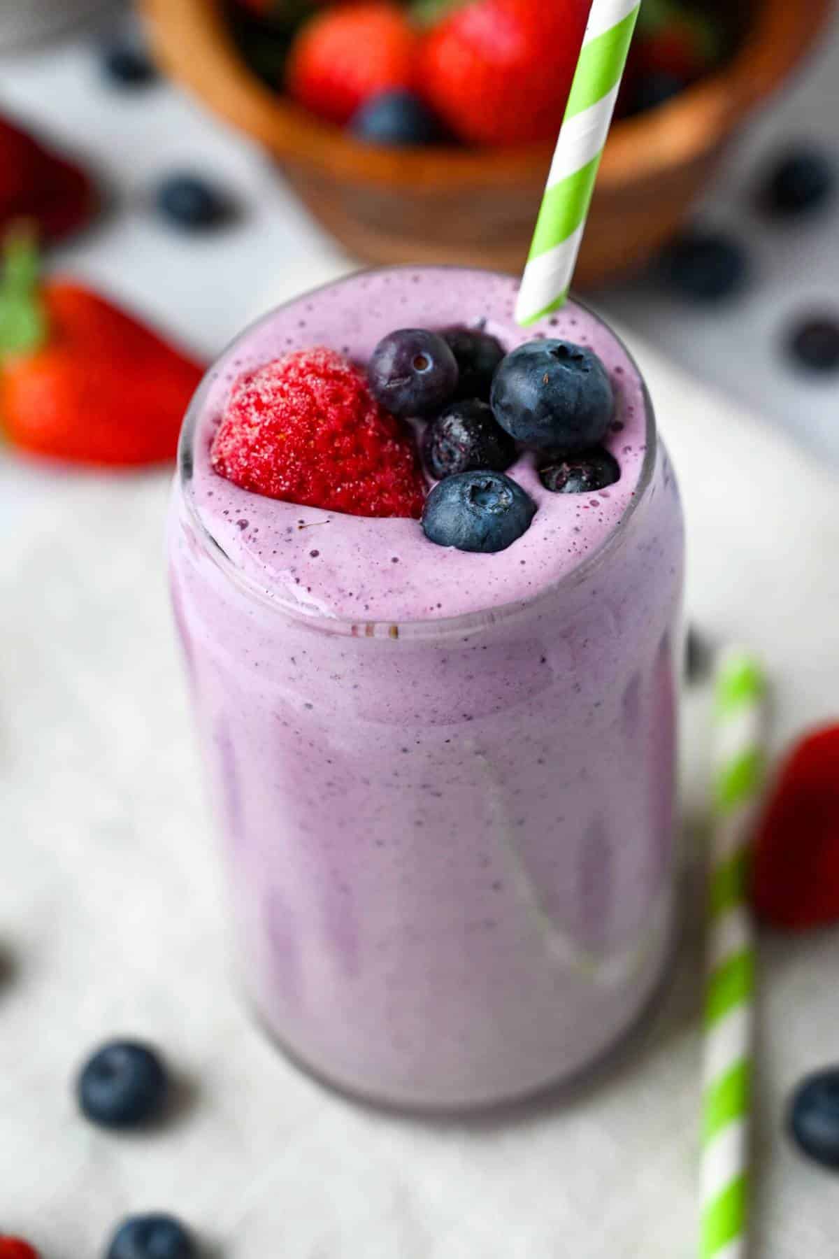 This delicious High-Protein Berry Bliss Smoothie is made with Greek yogurt, whey protein, flaxseed, frozen bananas, and a blend of frozen blueberries and strawberries. via @Ameessavorydish