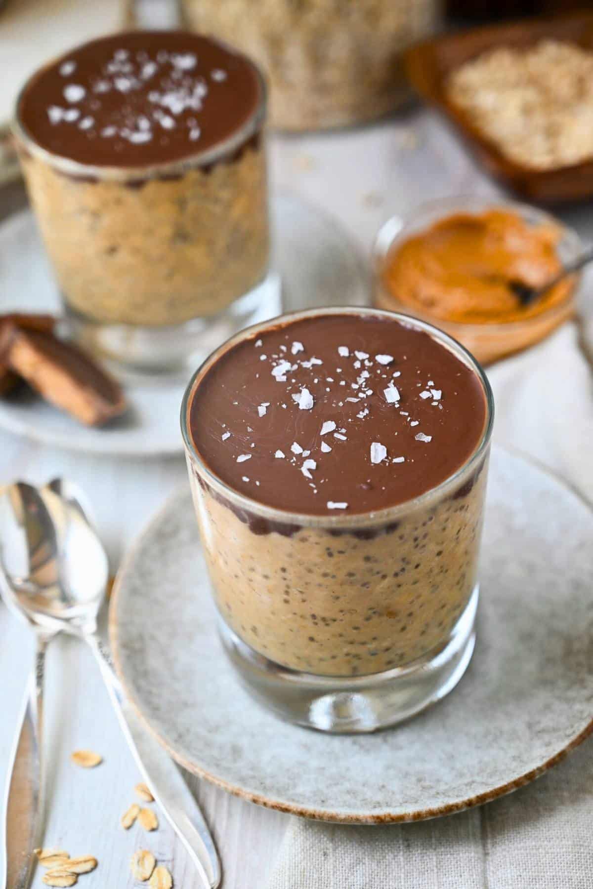 These Reese's Overnight Oats offer everything you love about classic chocolate peanut butter cups in a protein-packed breakfast via @Ameessavorydish