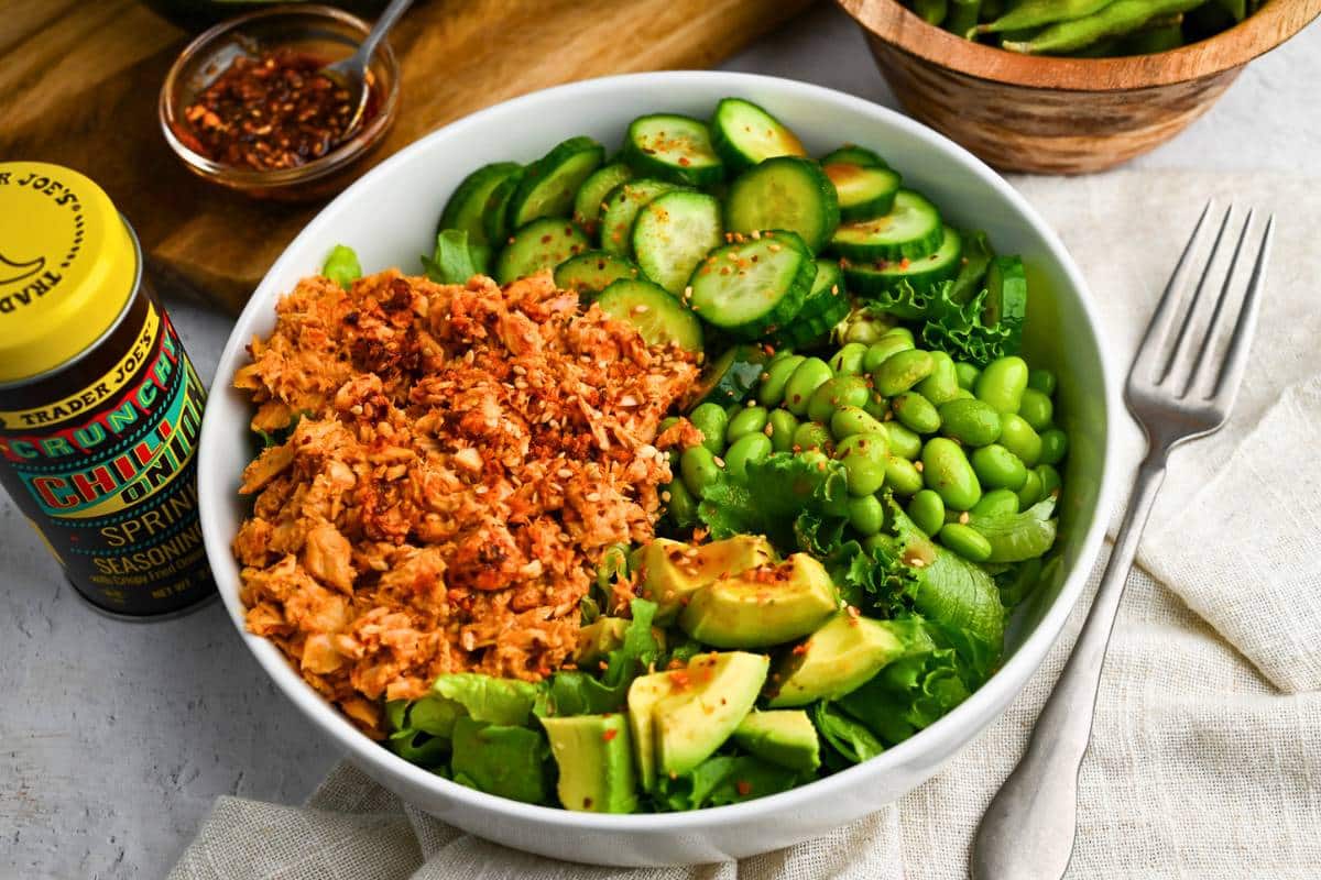 close up of a low carb canned tuna bowl with sriracha